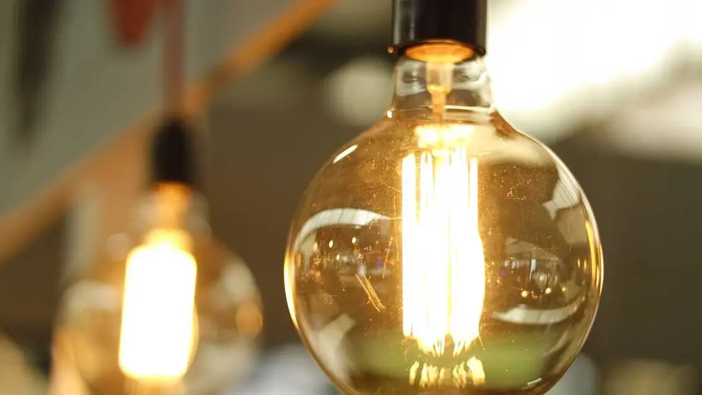 Bombilla encendida - Foto de Burak The Weekender de Pexels (Canva)
