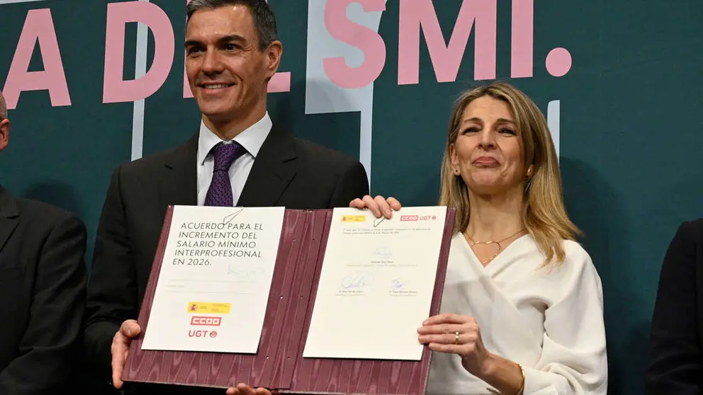 Pedro S&aacute;nchez y Yolanda D&iacute;az, al suscribir el acuerdo de subida del SMI - Foto de Pool Moncloa/Jos&eacute; Manuel &Aacute;lvarez