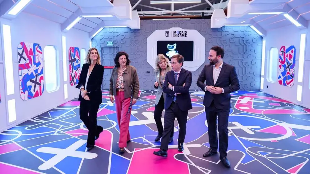 Almeida, con Hidalgo y Ni&ntilde;o, en el Discovery Center del Campus del Videojuego de Madrid in Game