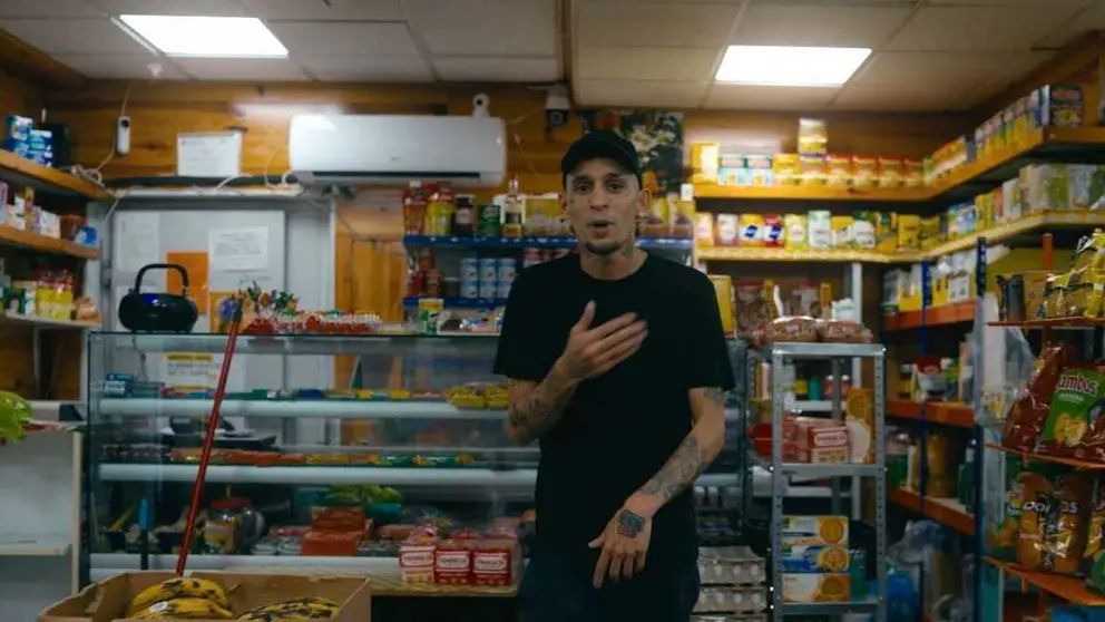 El Jincho durante el videoclip NO Gregario