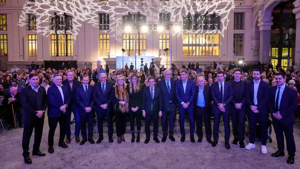 Almeida con los homenajeados en la II Gala de Clubes Hist&oacute;ricos Deportivos de Madrid
