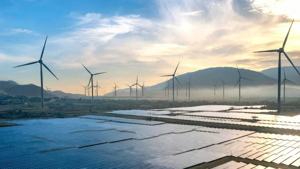 Energ&iacute;as renovables e&oacute;lica y solar - Foto de Quang Nguyen Vinh de Pexels (Canva)