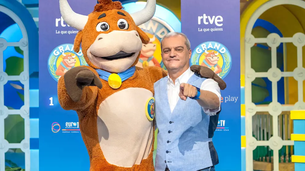 La vaca del Grand Prix junto a Ram&oacute;n Garc&iacute;a | Fotograf&iacute;a de RTVE