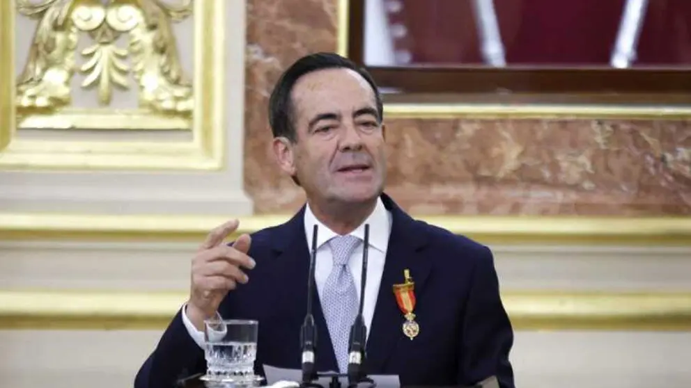 Bono, al recibir en 2023 una medalla como expresidente del Congreso | Foto del Congreso