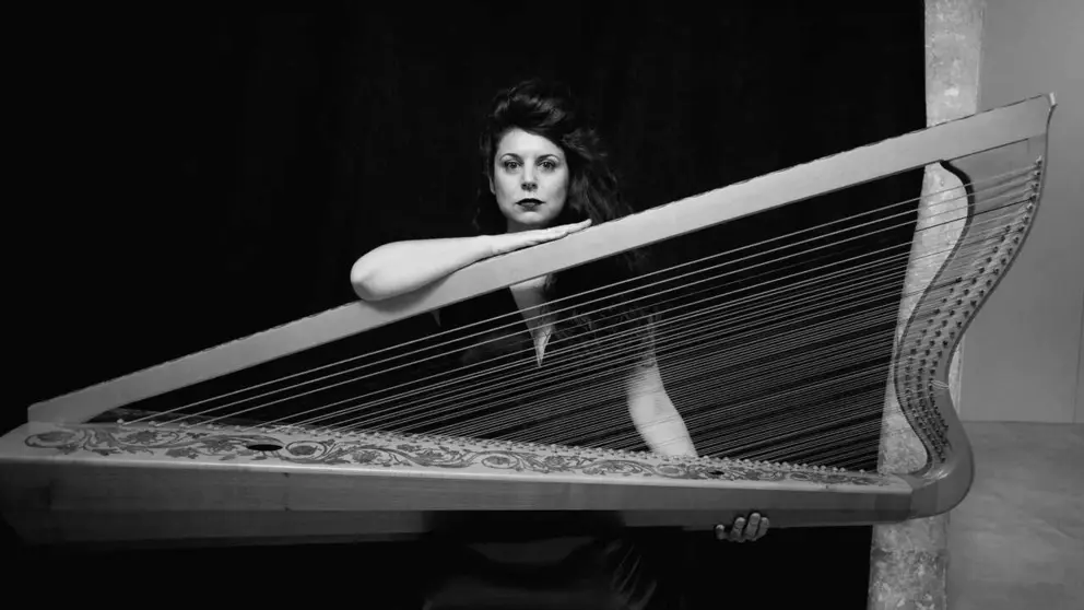 La arpista Sara &Aacute;gueda. Imagen de Kaothicalice