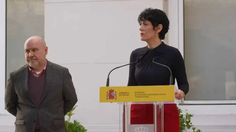 Foto de la ministra Elma Saiz y Luis Cayo P&eacute;rez Bueno, durante la intervenci&oacute;n ante los medios - CERMI