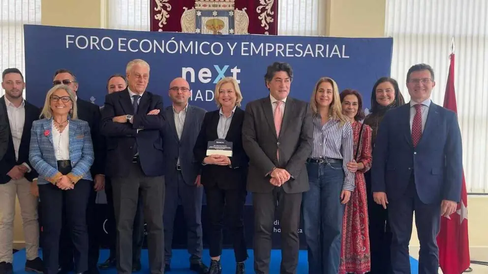 Paloma Garc&iacute;a Romero en el VII Foro Econ&oacute;mico y Empresarial de Hortaleza junto al concejal del distrito, David P&eacute;rez