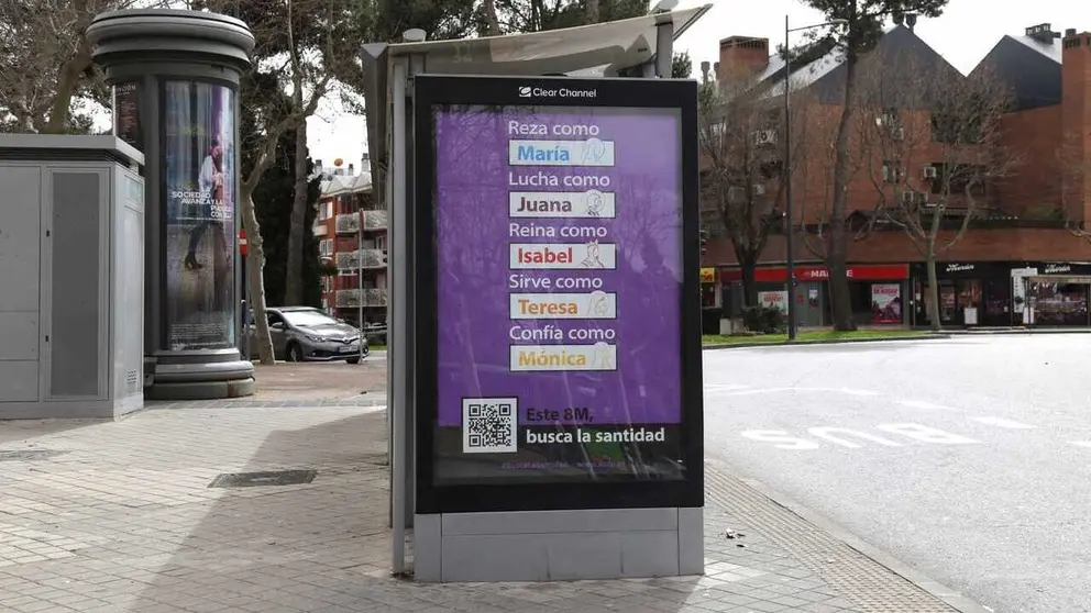 Marquesina en Pozuelo campa&ntilde;a publicitaria ACDP "Busca la santidad" en el D&iacute;a Internacional de la Mujer - Foto de la Asociaci&oacute;n Cat&oacute;lica de Propagandistas (ACDP)
