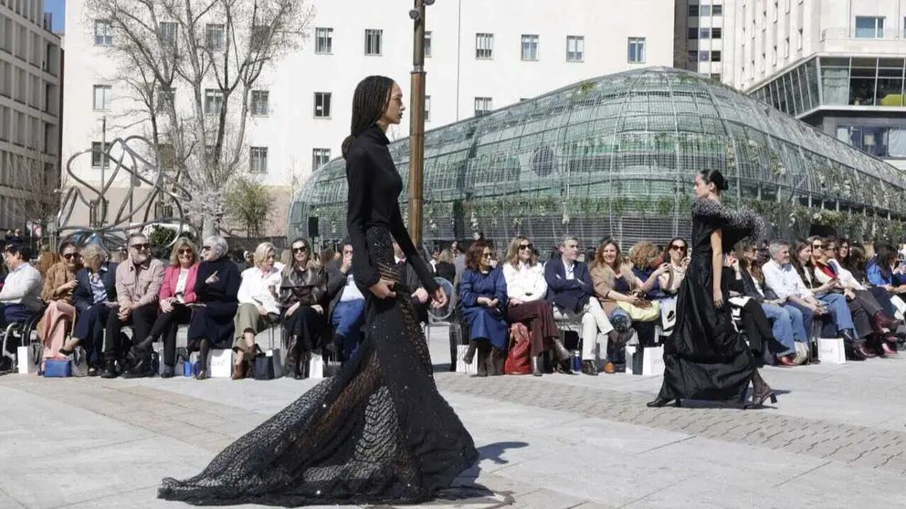 Hidalgo, con otros miembros del equipo de Gobierno municipal, en el desfile inaugural de la Semana de la Moda de Madrid, celebrado en plaza de Espa&ntilde;a