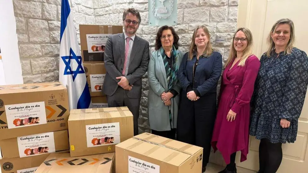 Diplom&aacute;ticos acreditados en Madrid impulsan una recogida solidaria de ropa para apoyar a mujeres vulnerables en Villaverde