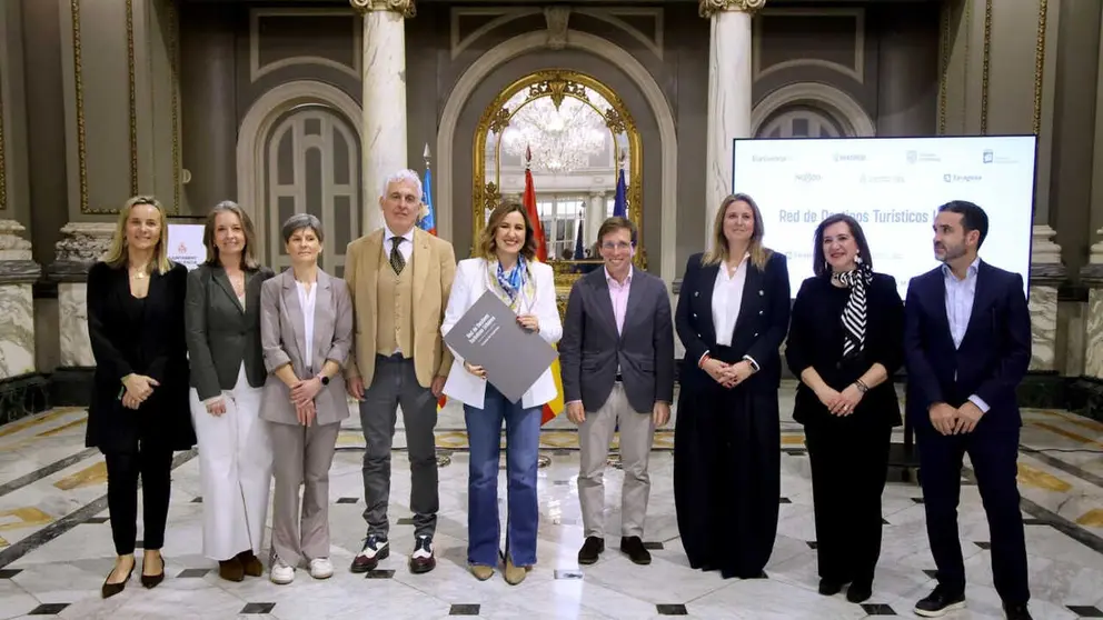 Almeida, en la firma del protocolo para la creaci&oacute;n de la Red de Destinos Tur&iacute;sticos Urbanos en Valencia - Foto Ayuntamiento de Madrid