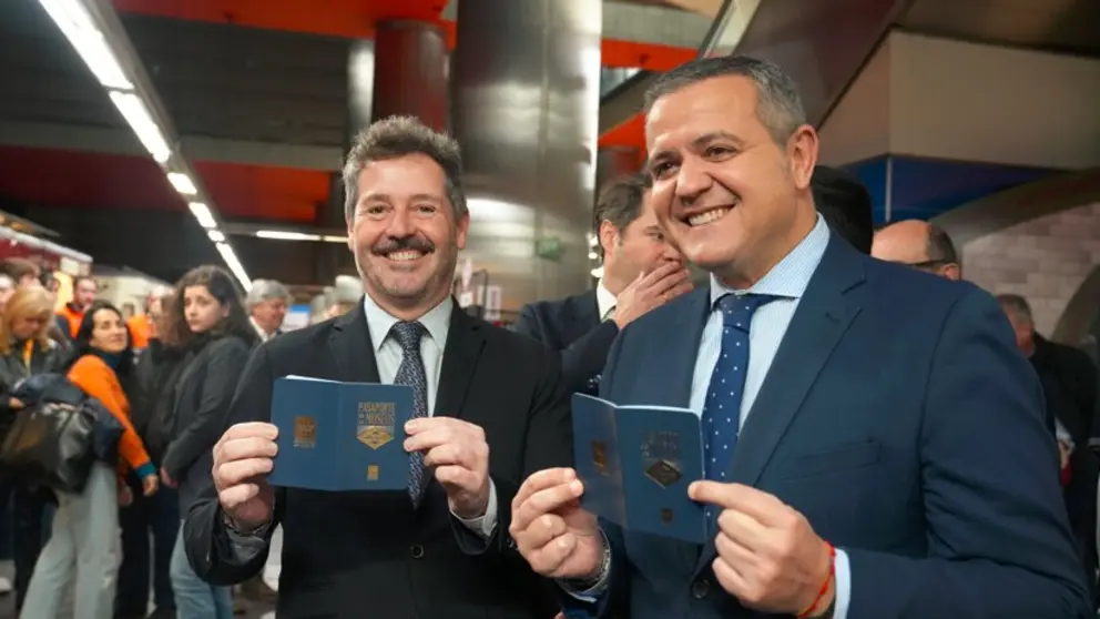 Los consejeros Rodrigo y De Paco Serrano, durante su visita a la exposici&oacute;n de trenes hist&oacute;ricos de Chamart&iacute;n - Foto Comunidad de Madrid