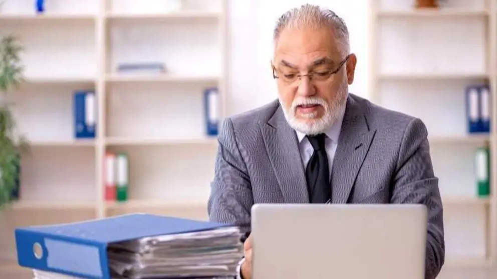 Un trabajador veterano en su escritorio | Foto de 123RF/Elnur