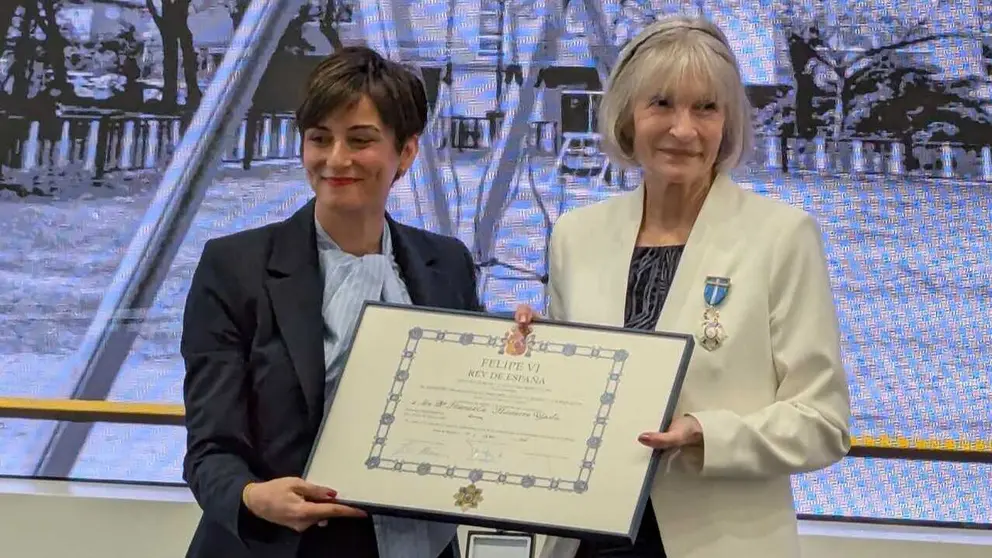 Manuela Navarro recibe la Cruz del M&eacute;rito Civil - FRAVM