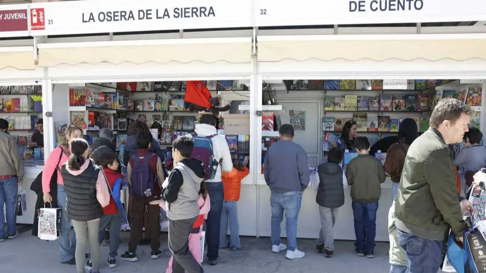 Visitantes en los puestos de la II Feria del C&oacute;mic de Madrid
