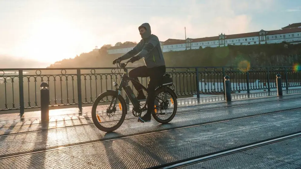 Hombre en una bicicleta el&eacute;ctrica - Foto de Dali Images @dalida-elmalkis-images