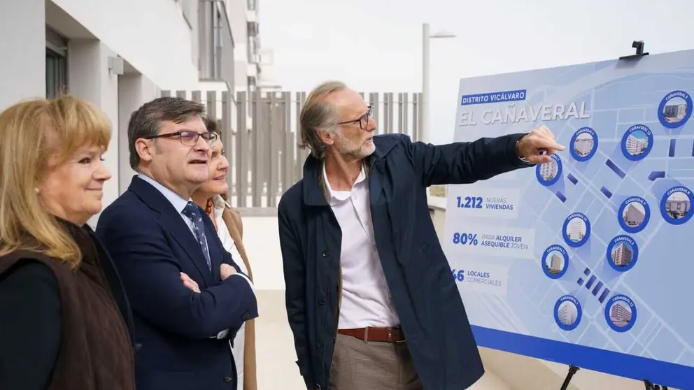 El delegado de Pol&iacute;ticas de Vivienda y presidente de EMVS Madrid, &Aacute;lvaro Gonz&aacute;lez, durante la visita del final de obras de la promoci&oacute;n Ca&ntilde;averal 13 - Foto Ayuntamiento de Madrid