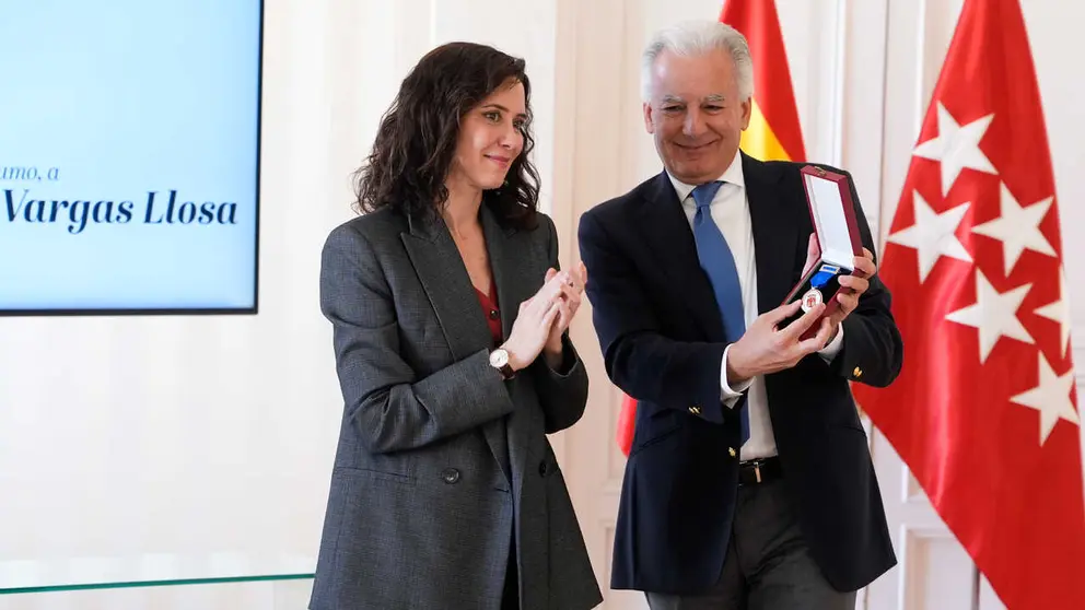 Ayuso entrega la Medalla Internacional de las Artes de la Comunidad de Madrid a t&iacute;tulo p&oacute;stumo a Mario Vargas Llosa - Foto Comunidad de Madrid