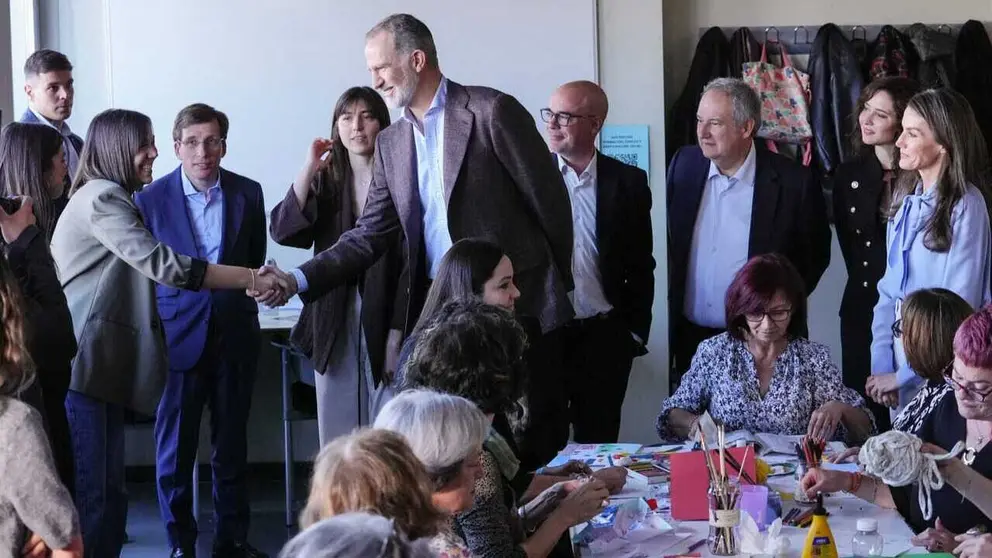 Almeida junto a los reyes de Espa&ntilde;a y la presidenta de la Comunidad de Madrid, Isabel D&iacute;az Ayuso, en su visita al Espacio Mujer Madrid