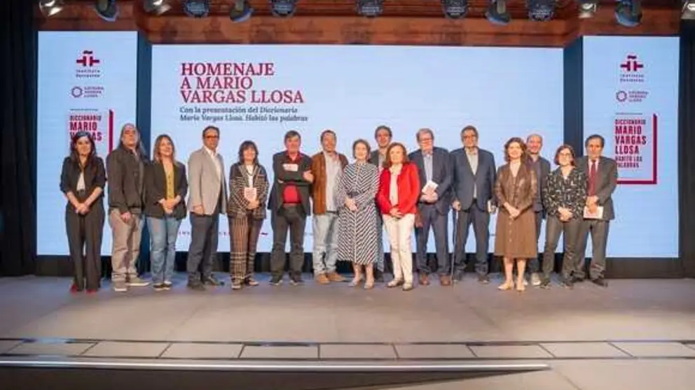 Foto de familia del homenaje a Mario Vargas Llosa en el Instituto Cervantes, con los autores que han participado en palabras del Diccionario dedicado al escritor. Foto: Instituto Cervantes / Alba Pacheco Bravo