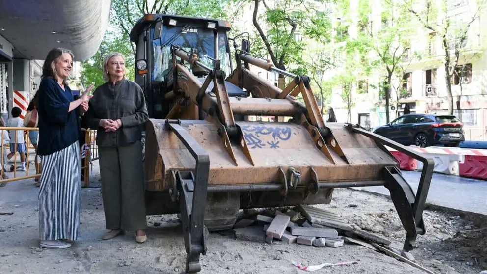 La delegada de Obras y Equipamientos, Paloma Garc&iacute;a Romero, y la concejala de Salamanca, Cayetana Hern&aacute;ndez de la Riva, visitan los trabajos de renovaci&oacute;n de aceras