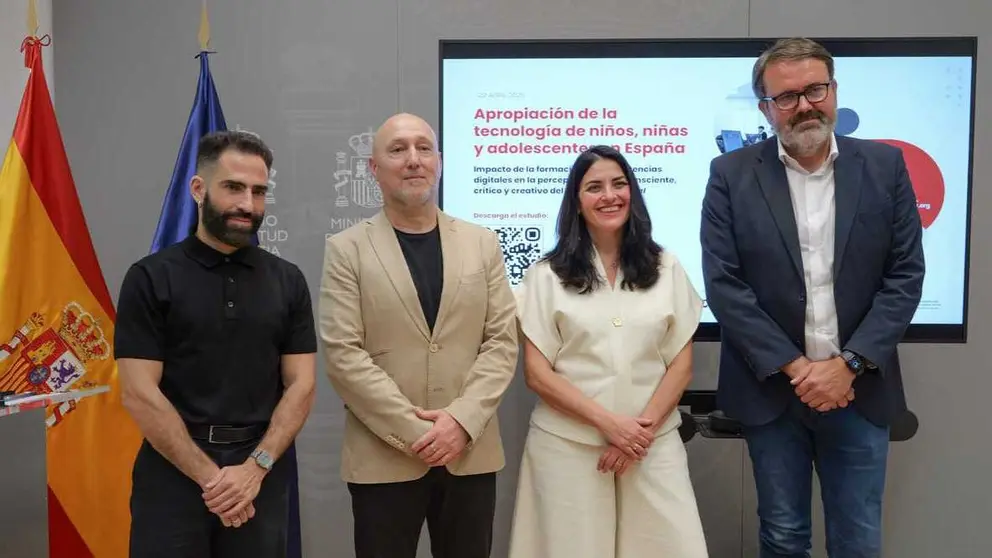 Antonio Pulido, &Oacute;scar Espiritusanto, Yolanda Rueda y Rub&eacute;n P&eacute;rez, en la presentaci&oacute;n del estudio.