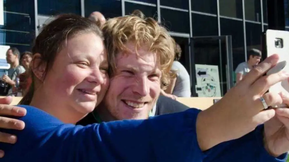 Dos personas con un tel&eacute;fono m&oacute;vil - Foto de Plena Inclusi&oacute;n