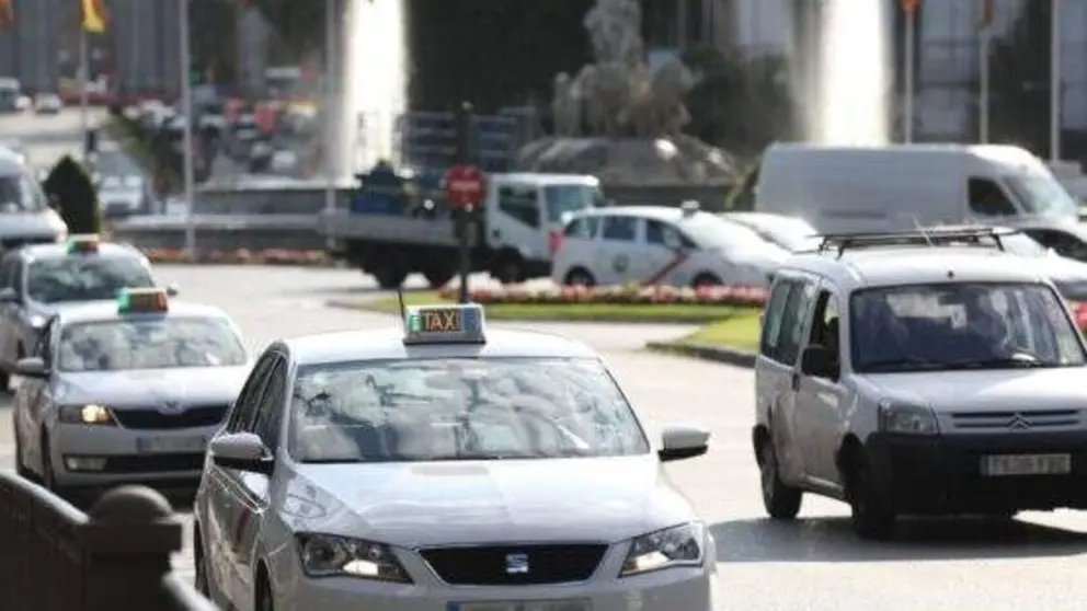 Taxis circulando por la calle de Alcal&aacute; (imagen de archivo)