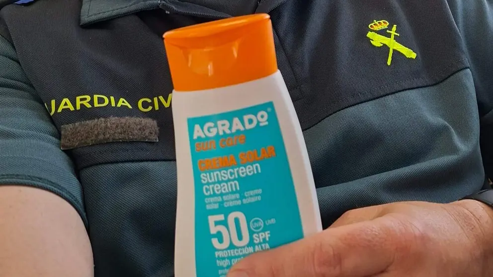Guardia civil con la crema solar retirada del mercado