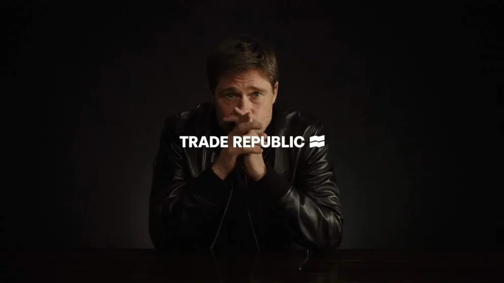 Trade Republic eleva la rentabilidad de su cuenta al 3,04% TAE con Brad Pitt como imagen de campa&ntilde;a - Imagen del v&iacute;deo de la campa&ntilde;a