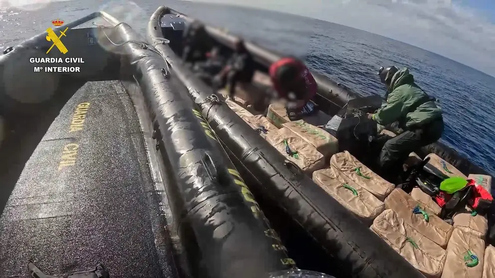 Narcolancha interceptada por una embarcaci&oacute;n de la Guardia Civil | Foto de Guardia Civil