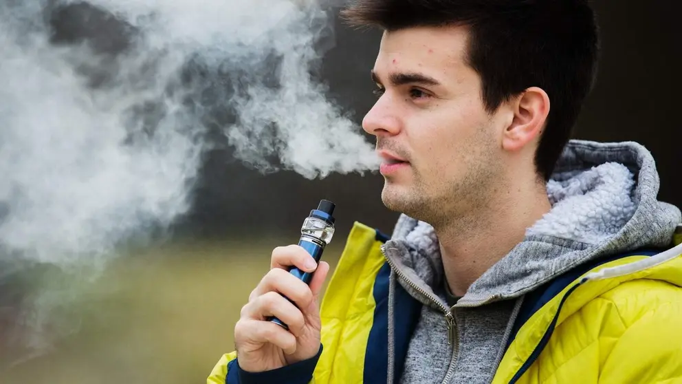 Hombre vapeando - Foto de Sestovic de Getty Images Signature