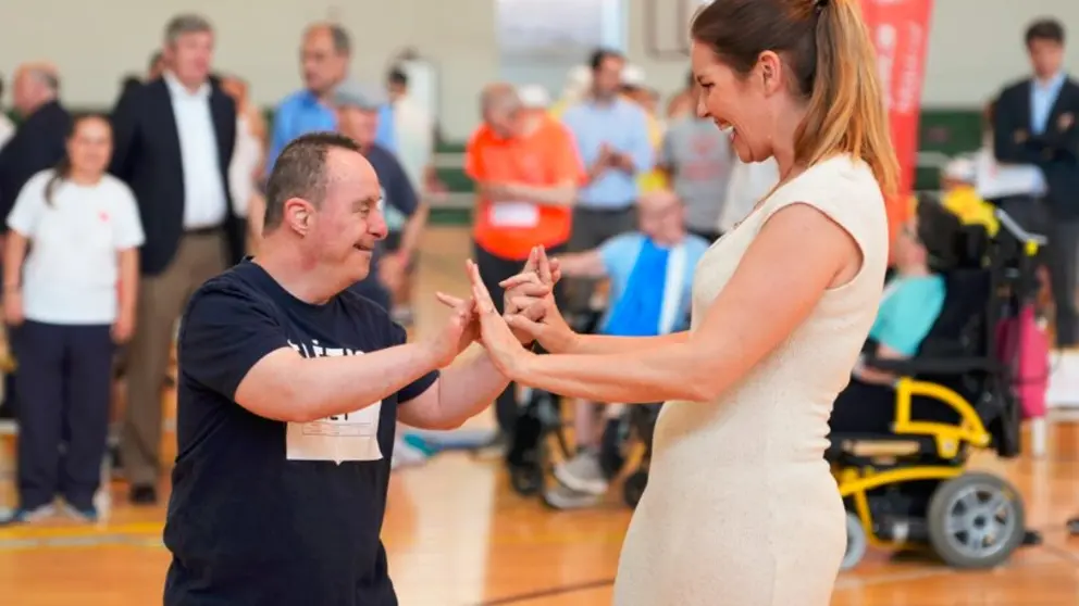 La consejera D&aacute;vila ha acompa&ntilde;ado hoy a m&aacute;s de un centenar de  deportistas que han participado en las pruebas adaptadas de atletismo - Foto Comunidad de Madrid