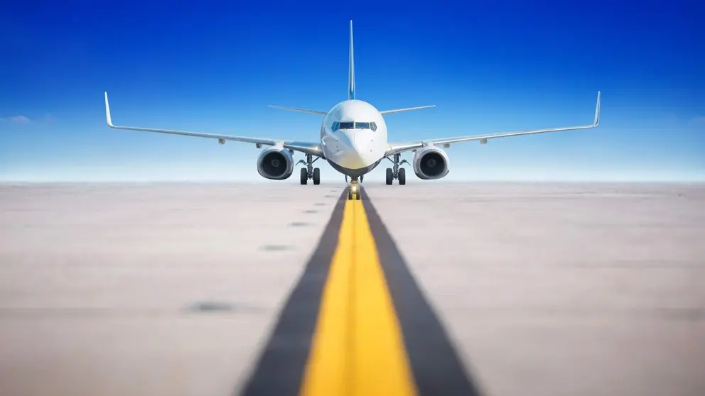Avi&oacute;n en pista de aterrizaje - Foto de u_aje75kv5f7 de pixabay