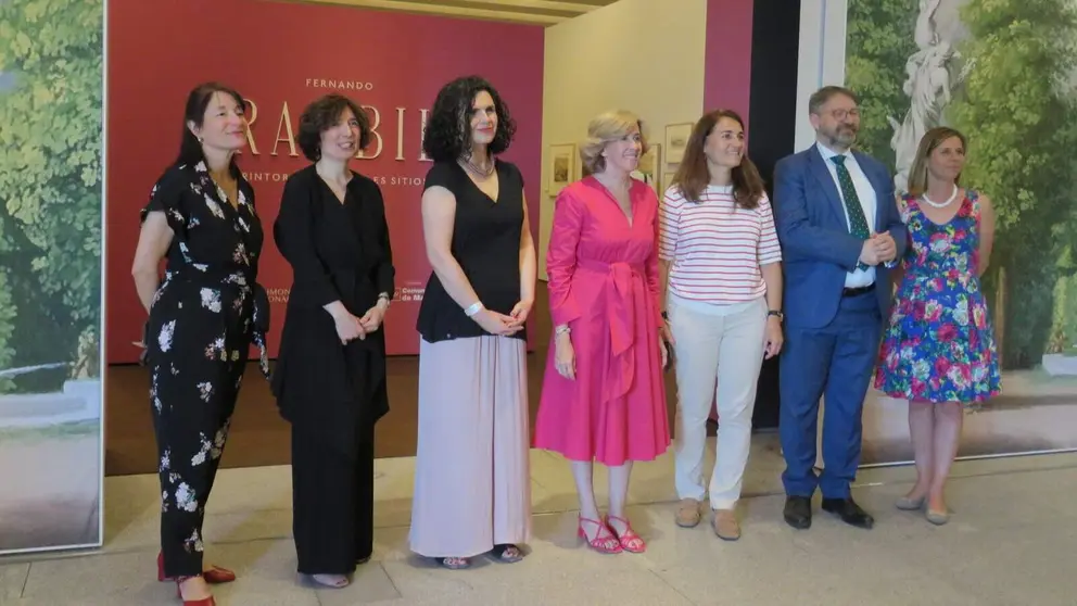 Blanca Padilla, directora de Actos Oficiales y 
Culturales de Patrimonio Nacional; Isabel 
Rodr&iacute;guez Marco, comisaria de la exposici&oacute;n; 
Ar&aacute;nzazu Urbina &Aacute;lvarez, subdirectora general de 
Sostenibilidad y Desarrollo Tur&iacute;stico de la 
Comunidad de Madrid; Ana de la Cueva, 
presidenta de Patrimonio Nacional; M&ordf; Dolores 
Men&eacute;ndez, gerente de Patrimonio Nacional; 
V&iacute;ctor Cageao, director de la Galer&iacute;a de las 
Colecciones Reales, e Irene Dom&eacute;nech, 
subdirectora de la Galer&iacute;a.