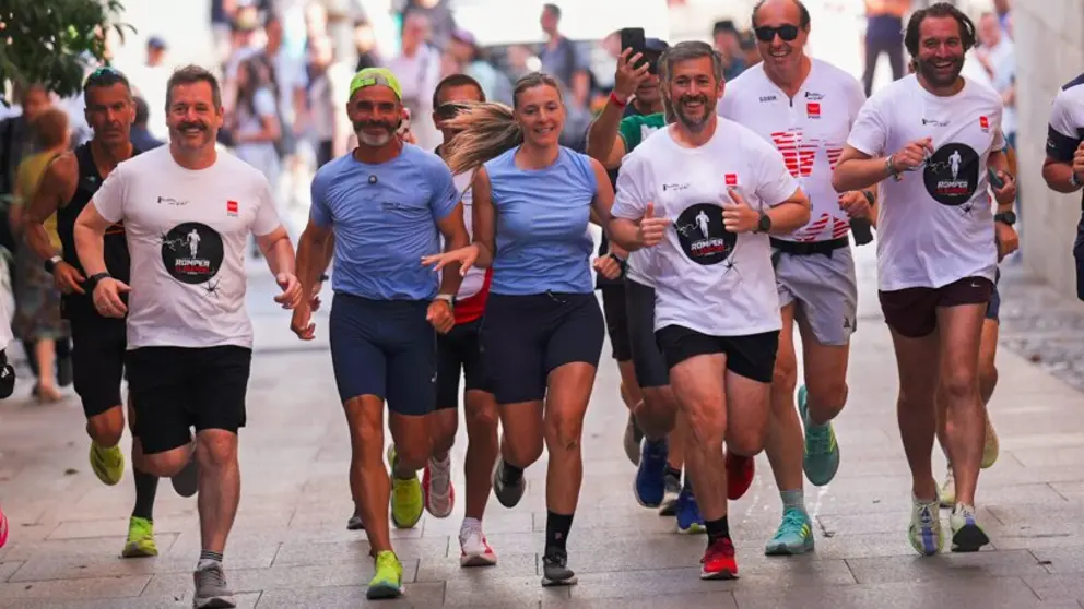 Los consejeros Garc&iacute;a Mart&iacute;n y De Paco Serrano han acompa&ntilde;ado al atleta  y bombero Jaime Dom&iacute;nguez hasta la meta - Foto Comunidad de Madrid