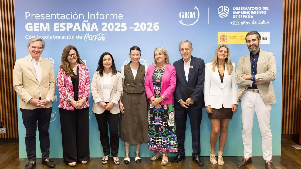 Informe GEM 2025-2026. (de izquierda a derecha)

Manuel de Timoteo, fundador de The Brubaker

Loreto Fern&aacute;nde, GEM Galicia

Carmen Olmedo, fundadora de Menoara y ganadora del programa TaleS 2025

Carolina Rodr&iacute;guez, CEO de Enisa

Ana Fern&aacute;ndez Laviada, presidenta del Observatorio del Emprendimiento en Espa&ntilde;a

Juan Fern&aacute;ndez, director de Ageingnomics

Nuria Calvo, directora t&eacute;cnica del Proyecto GEM Espa&ntilde;a

I&ntilde;aki Ortega, consejero asesor Ageingnomics