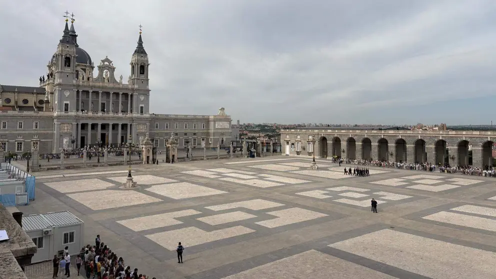 Fieles esperan la llegada del Papa en la Catedral de la Almudena y el patio de la Armer&iacute;a del Palacio Real | Foto de Servimedia