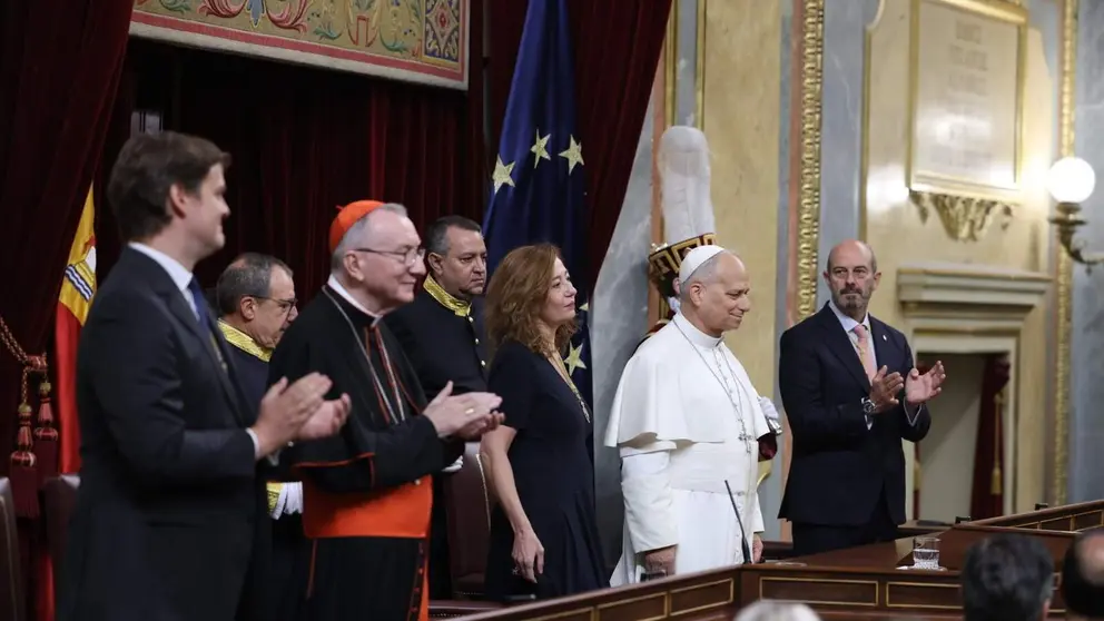 Ovaci&oacute;n al papa Le&oacute;n XIV al entrar en el Hemiciclo del Congreso - Foto de Jorge Villa