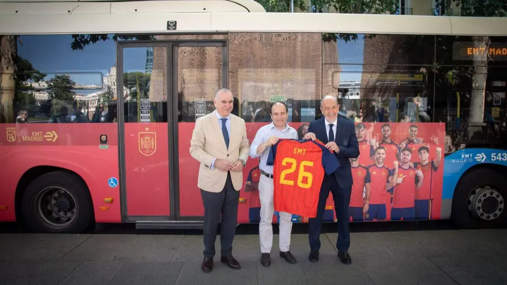 El delegado de Urbanismo, Medio Ambiente y Movilidad, Borja Carabante, presenta una acci&oacute;n de la EMT de apoyo a la selecci&oacute;n espa&ntilde;ola de f&uacute;tbol