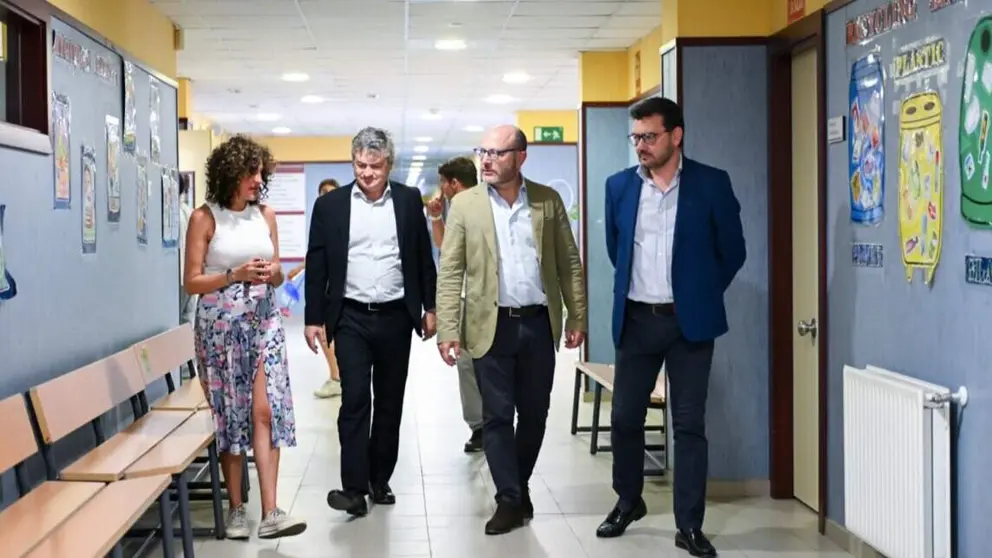 El delegado de Pol&iacute;ticas Sociales, Familia e Igualdad, Jos&eacute; Fern&aacute;ndez, acompa&ntilde;ado por el concejal de Villa de Vallecas, Carlos Gonz&aacute;lez Pereira, en la visita al CEIP Loyola de Palacio - Foto Ayuntamiento de Madrid