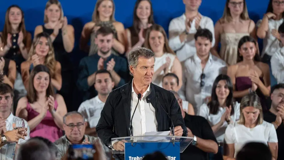 Vicente Momp&oacute;, Alberto N&uacute;&ntilde;ez Feij&oacute;o y Juanfran P&eacute;rez Llorca, en Sueca | Foto de PP/Diego Puerta