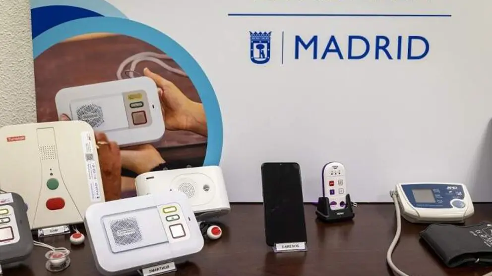 Equipos del sistema municipal de teleasistencia que permiten solicitar ayuda de forma inmediata desde el hogar - Foto Ayuntamiento de Madrid