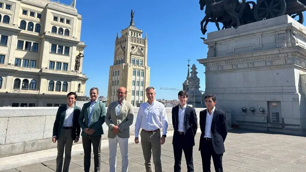 El consejero Novillo se ha reunido hoy en la sede de su consejer&iacute;a con los tres  clasificados - Foto Comunidad de Madrid