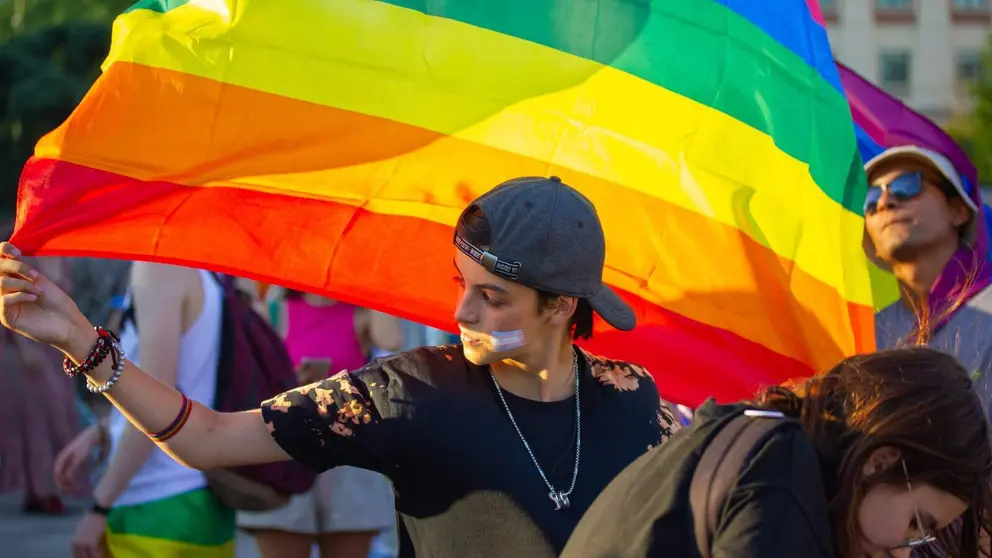 Varias personas con la bandera Lgtbi+ | Foto de 123RF/vitapopova