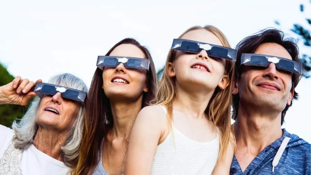El peligro oculto del eclipse solar: unos segundos mirando al sol pueden causar lesiones irreversibles en la retina - Foto de Quum