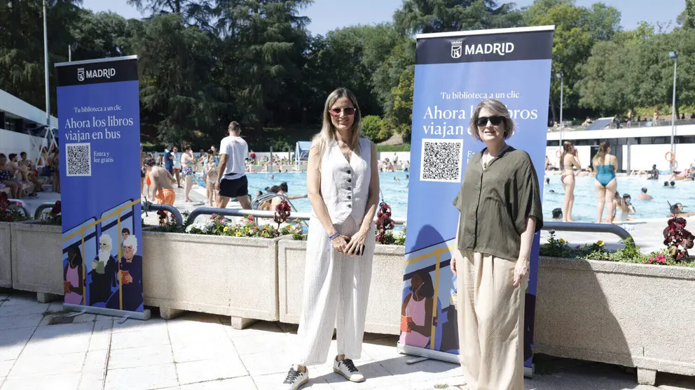 La delegada de Cultura, Turismo y Deporte, Marta Rivera de la Cruz, presenta &lsquo;Tu biblioteca a un clic&rsquo; en las piscinas municipales