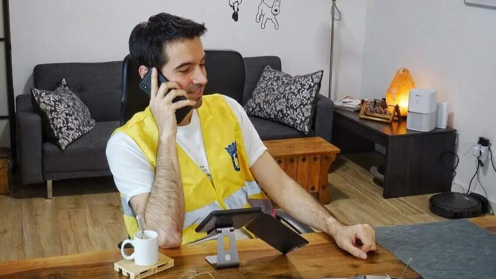 Voluntario realizando acompa&ntilde;amiento telef&oacute;nico para combatir la soledad no deseada (imagen archivo)