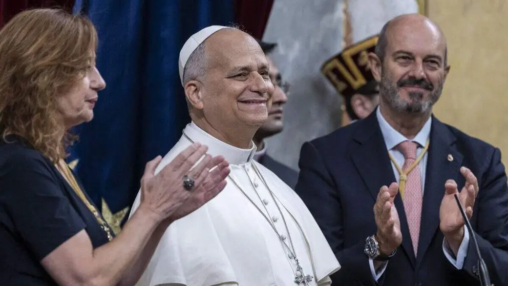 El Papa, entre Francina Armengol y Pedro Roll&aacute;n en su visita al Congreso | Foto de Jorge Villa