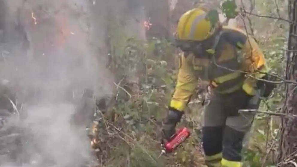Brigadista de Brif Tabuyo utilizando fuego t&eacute;cnico en Murias de Ponjos (Le&oacute;n) | Foto de AT-Brif